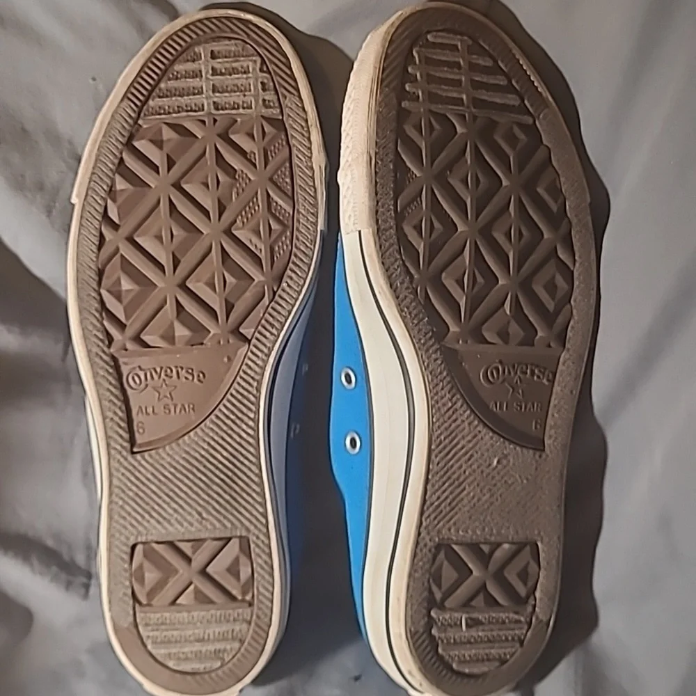 Converse - Picture 2 of 4